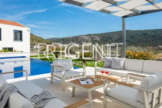 Trogir, Marina- luksuzna vila u mirnom okruženju, 6900m2