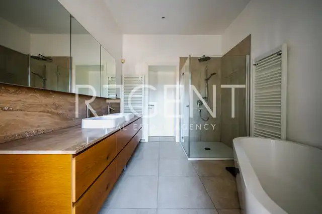 Appartement 240 m², Donji grad — 3 chambres, balcon, parking