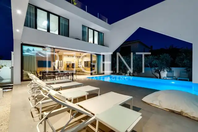 Brač, Supetar - Villa contemporaine avec piscine chauffée et vue sur la mer