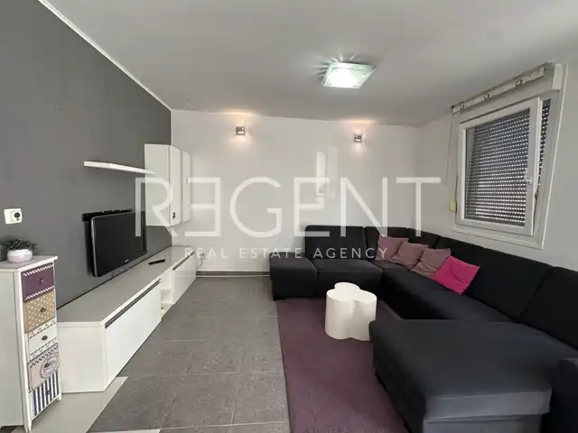 Split, Žnjan - Appartement de quatre pièces avec loggia