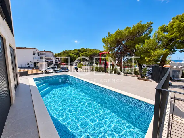Pakoštane, Drage – Villa 368 m² mit Pool, in erster Reihe zum Meer