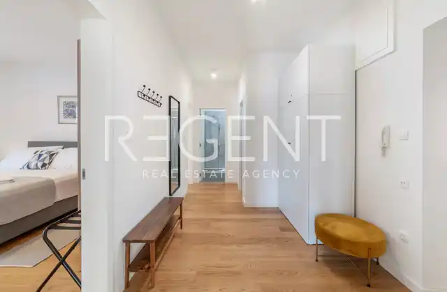 Split, Lučac - Appartement de deux pièces avec loggia et vue sur la ville.