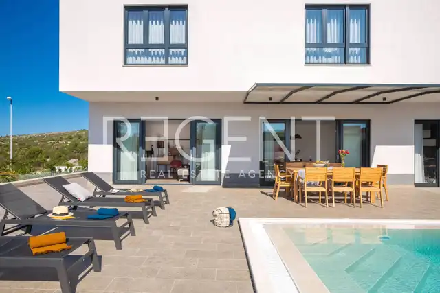 Otok Brač, Milna – Novoizgrađena luksuzna vila od 370m2 s velikim hidromasažnim bazenom