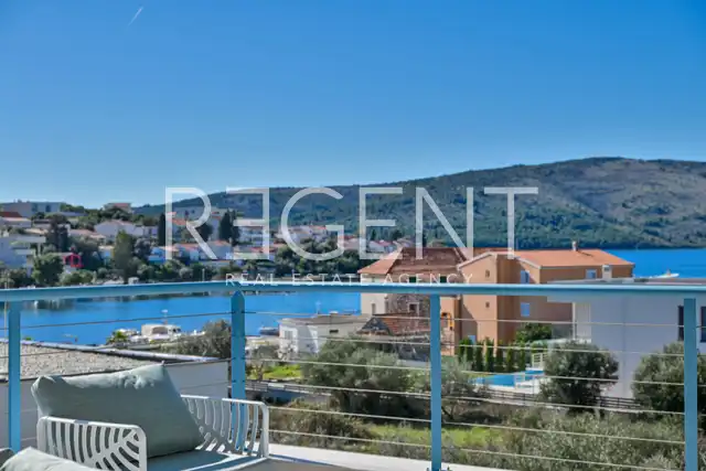 Seget Vranjica – sodobna duplex vila z dvema bazenoma in s pogledom na morje