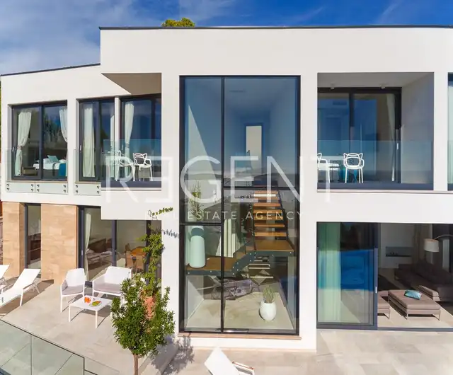 Hvar – Moderná vila s výhľadom na more 195 m2