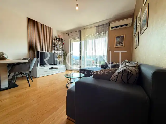 Split, Kila — Dvosobno stanovanje 66 m², balkon, garaža, novejša stavba