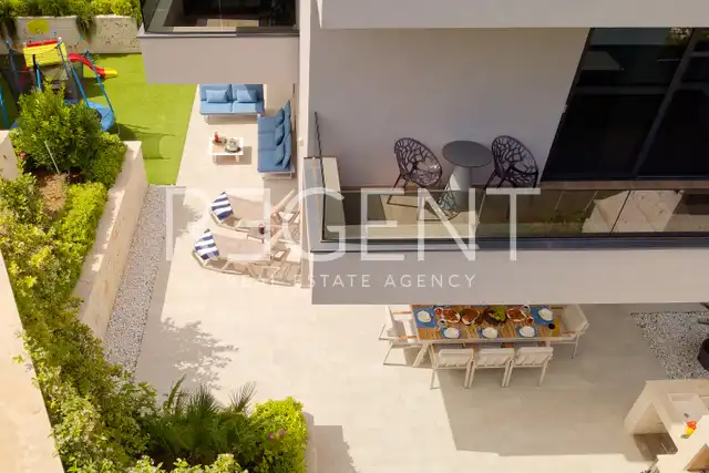 Trogir, Marina - Vila 400 m², 4 izby, bazén 30 m², 150 m od mora