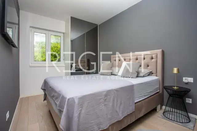 Split, Žnjan - Appartement de deux chambres avec loggia et vue sur la mer.
