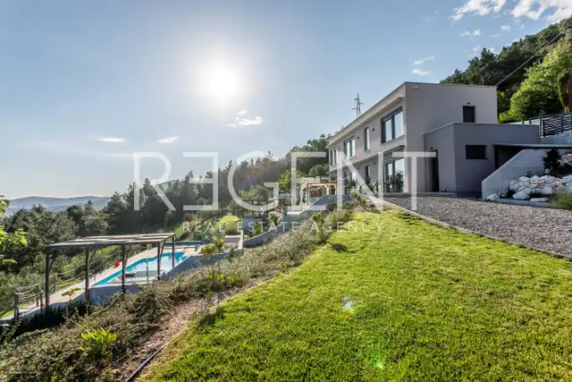 Vila 232 m², Kaštel Stari — 4SS, grijani bazen, pogled na more