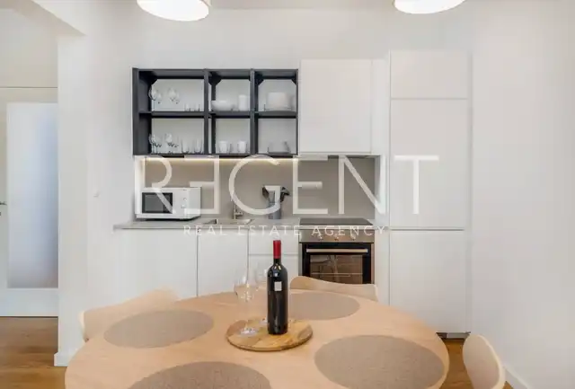 Split, Lučac - Appartement de deux pièces avec loggia et vue sur la ville.