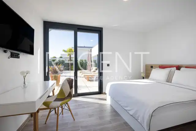 Krk, Linardići - Villa di lusso con vista mare, piscina a sfioro e sauna 350m2