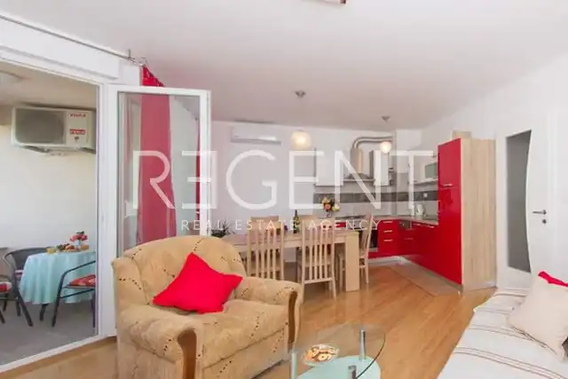 Split, Žnjan - Appartement de trois pièces avec loggia