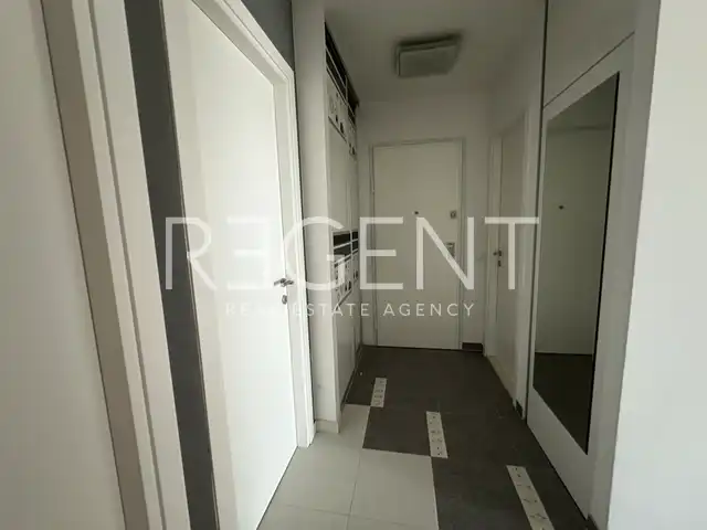 Split, Žnjan - Appartement de quatre pièces avec loggia