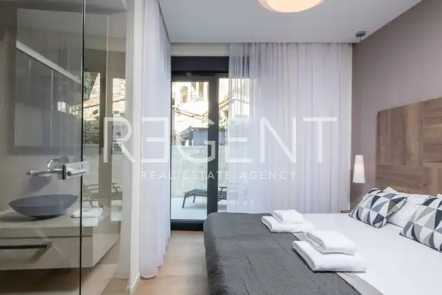Omiš, Brzet - Appartement de deux chambres avec balcon et terrasse en première ligne de mer.