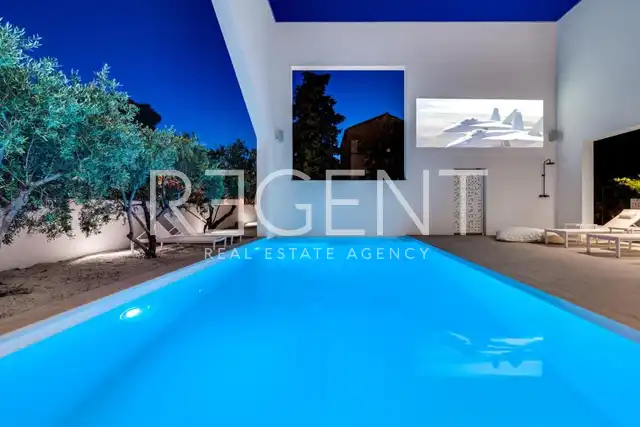 Brač, Supetar - Villa contemporaine avec piscine chauffée et vue sur la mer