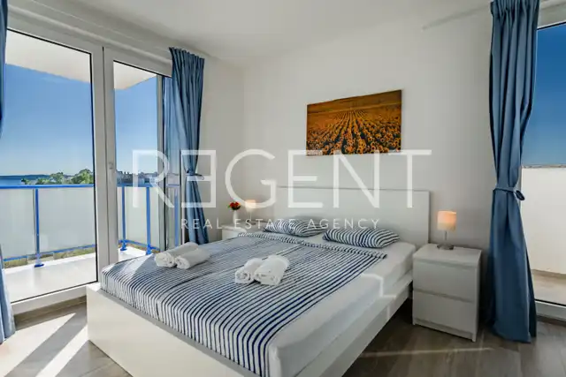 Privlaka - Reihenhaus mit Pool und Dachterrasse