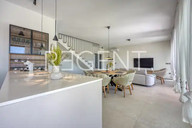Kuća 230 m² — grijani bazen, krovna terasa, Poreč