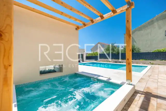 Trogir - Nouvelle villa moderne de 300m2 avec piscine et jacuzzi