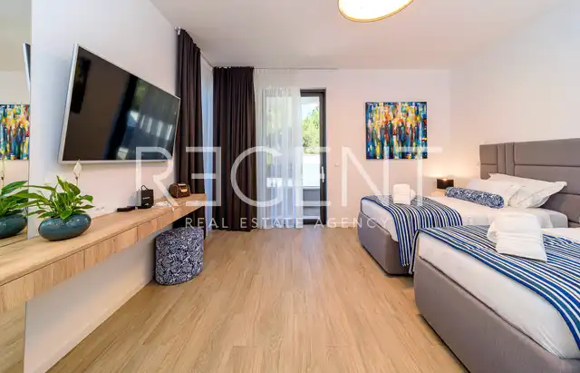 Trogir, Marina - Vila 400 m², 4 izby, bazén 30 m², 150 m od mora