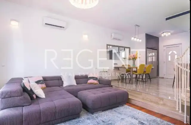 Trogir, Okrug Gornji - Dreizimmerwohnung mit Garage und Meerblick 123 m2
