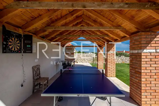 Zadar, Murvica – Krásná kamenná vila s tenisovým kurtem na pozemku 7800 m2