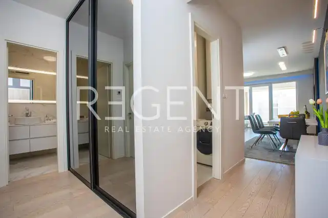 Split, Žnjan - Appartement de deux chambres avec loggia et vue sur la mer.