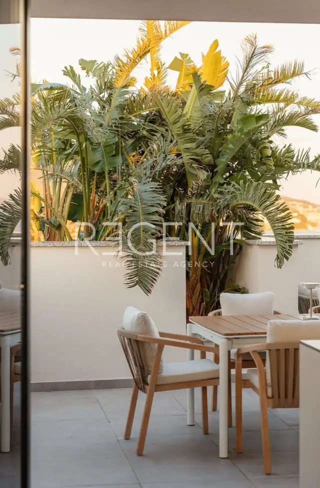 Split, Sirobuja - Trisobni penthouse z bazenom