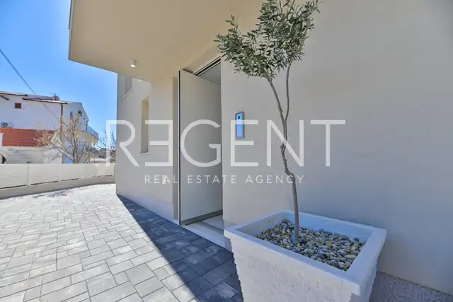 Seget Vranjica – sodobna duplex vila z dvema bazenoma in s pogledom na morje