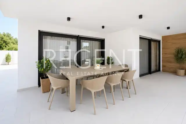 Vila 200 m², Pula — 3 spavaće sobe, grijani bazen, garaža, sauna