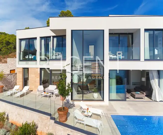 Hvar – Moderná vila s výhľadom na more 195 m2
