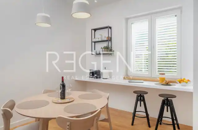 Split, Lučac - Appartement de deux pièces avec loggia et vue sur la ville.