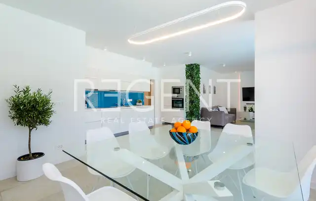 Dubrovnik, Zaton – Villa blanche moderne en bord de mer avec terrain supplémentaire
