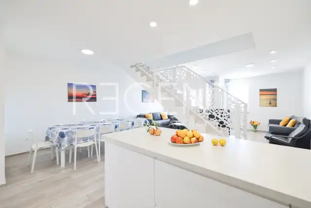 Privlaka - Reihenhaus mit Pool und Dachterrasse
