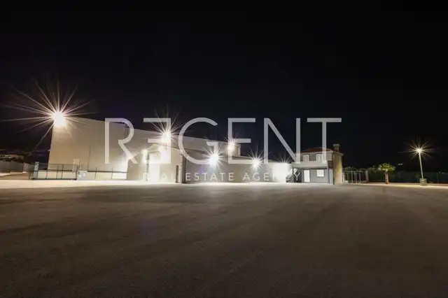 Trogir, Plano - poslovni prostor 500 m2