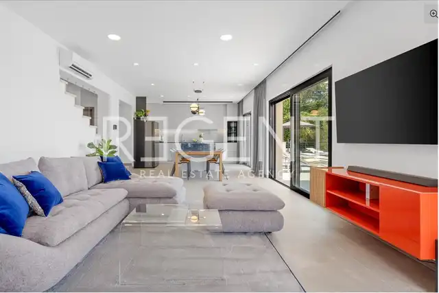 Vila 210 m², 4 spavaće sobe, bazen i pogled na more – Omiš