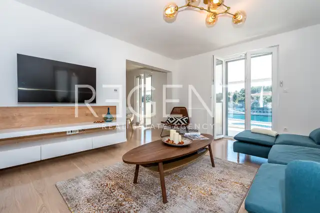 Brač, Milna - Moderní vila v první řadě u moře, 264 m2