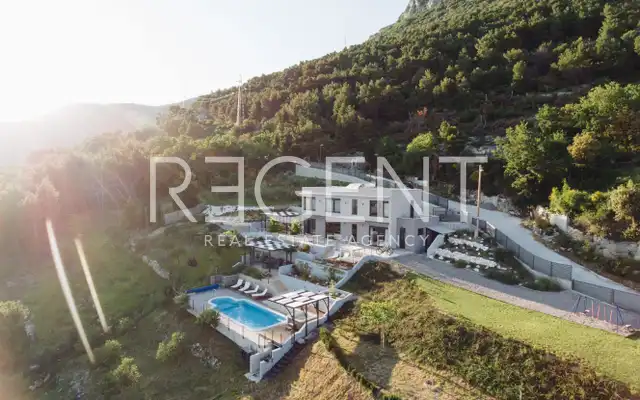 Vila 232 m², Kaštel Stari — 4SS, grijani bazen, pogled na more