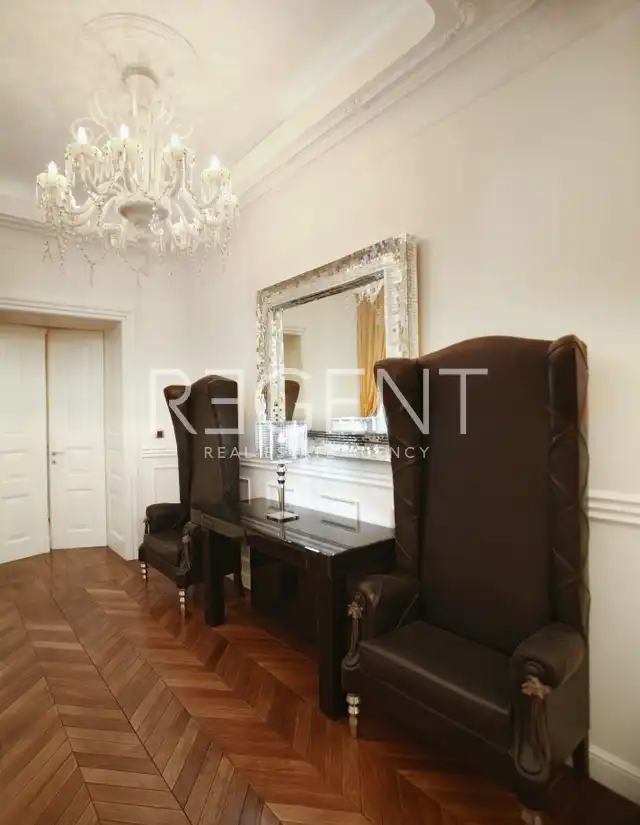 Zagreb, Donji grad, Marulićev trg – luksuzan ured od 280 m²