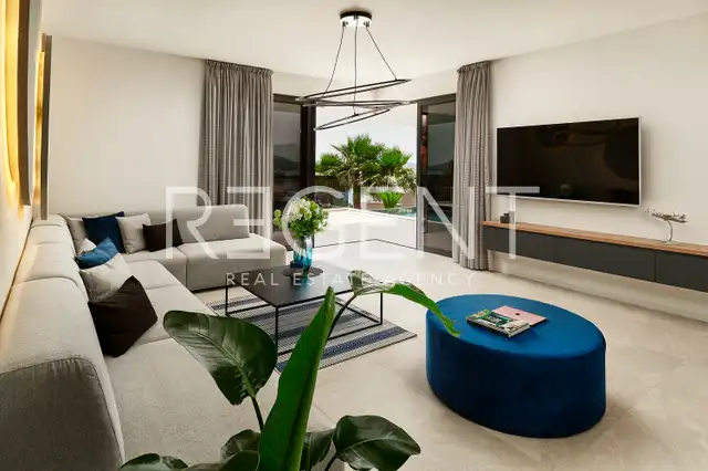 Trogir, Marina - Vila 400 m², 4 izby, bazén 30 m², 150 m od mora