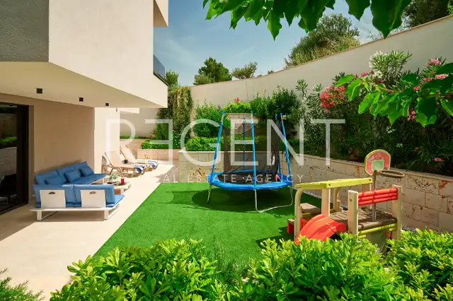Trogir, Marina - Vila 400 m², 4 izby, bazén 30 m², 150 m od mora
