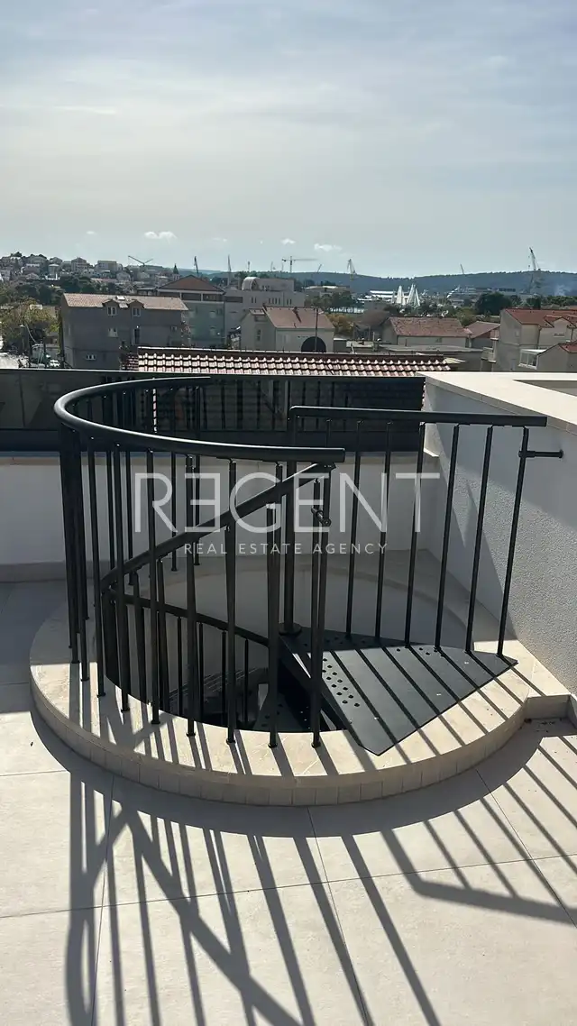 Trogir, Okrug Gornji - Dreizimmerwohnung mit Balkon und Dachterrasse