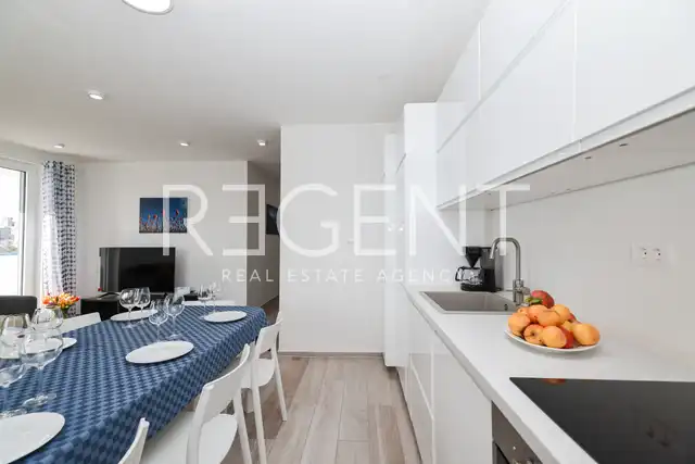 Privlaka - Reihenhaus mit Pool und Dachterrasse