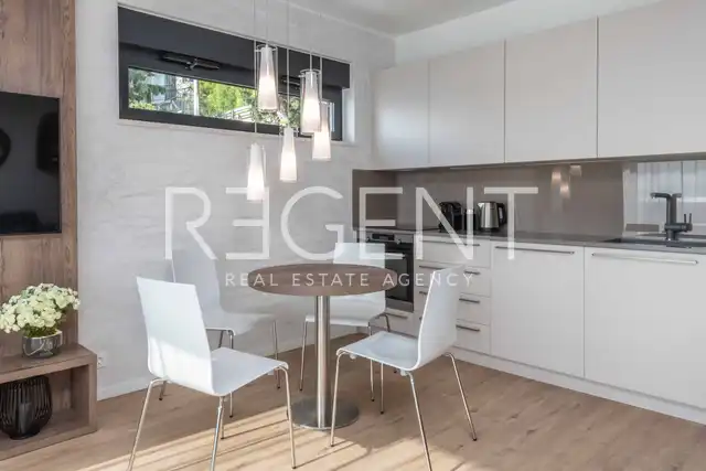 Omiš, Brzet - Dvosoban apartman s bazenom uz more 76m2