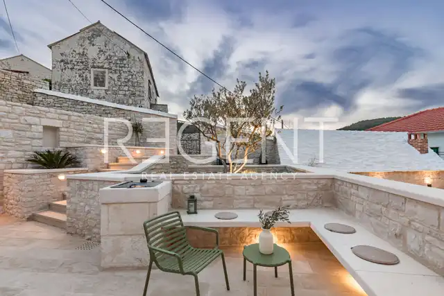 Brač, Pučišća - Nádherná kamenná vila 120 m2