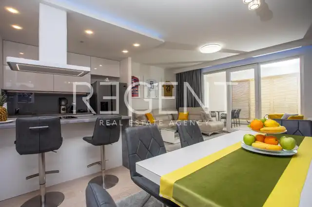 Split, Žnjan - Appartement de deux chambres avec loggia et vue sur la mer.
