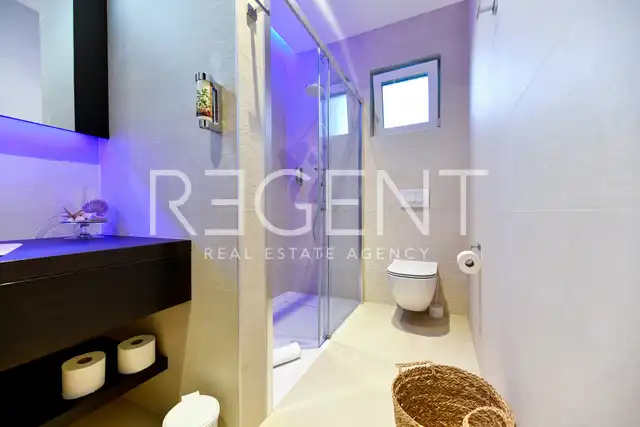 Zadar, Turanj – Exkluzívna vila s apartmánmi, prvý rad pri mori
