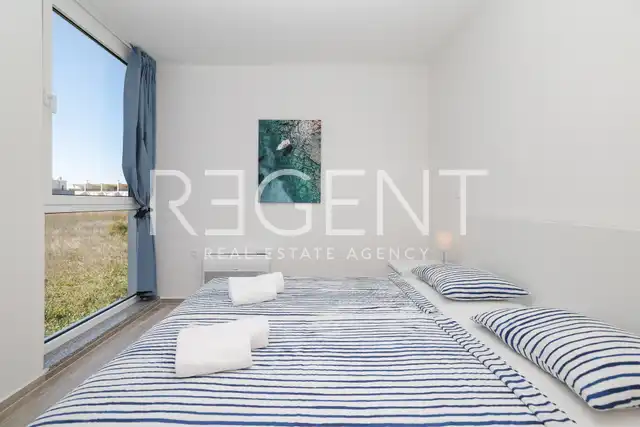 Privlaka - Reihenhaus mit Pool und Dachterrasse