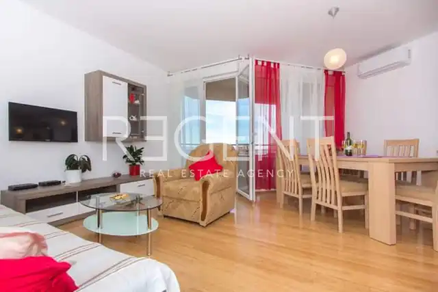 Split, Žnjan - Appartement de trois pièces avec loggia