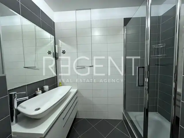 Split, Žnjan - Appartement de quatre pièces avec loggia