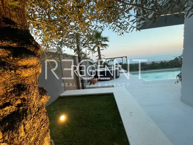 Makarska - Luxusná vila s tromi bytovými jednotkami